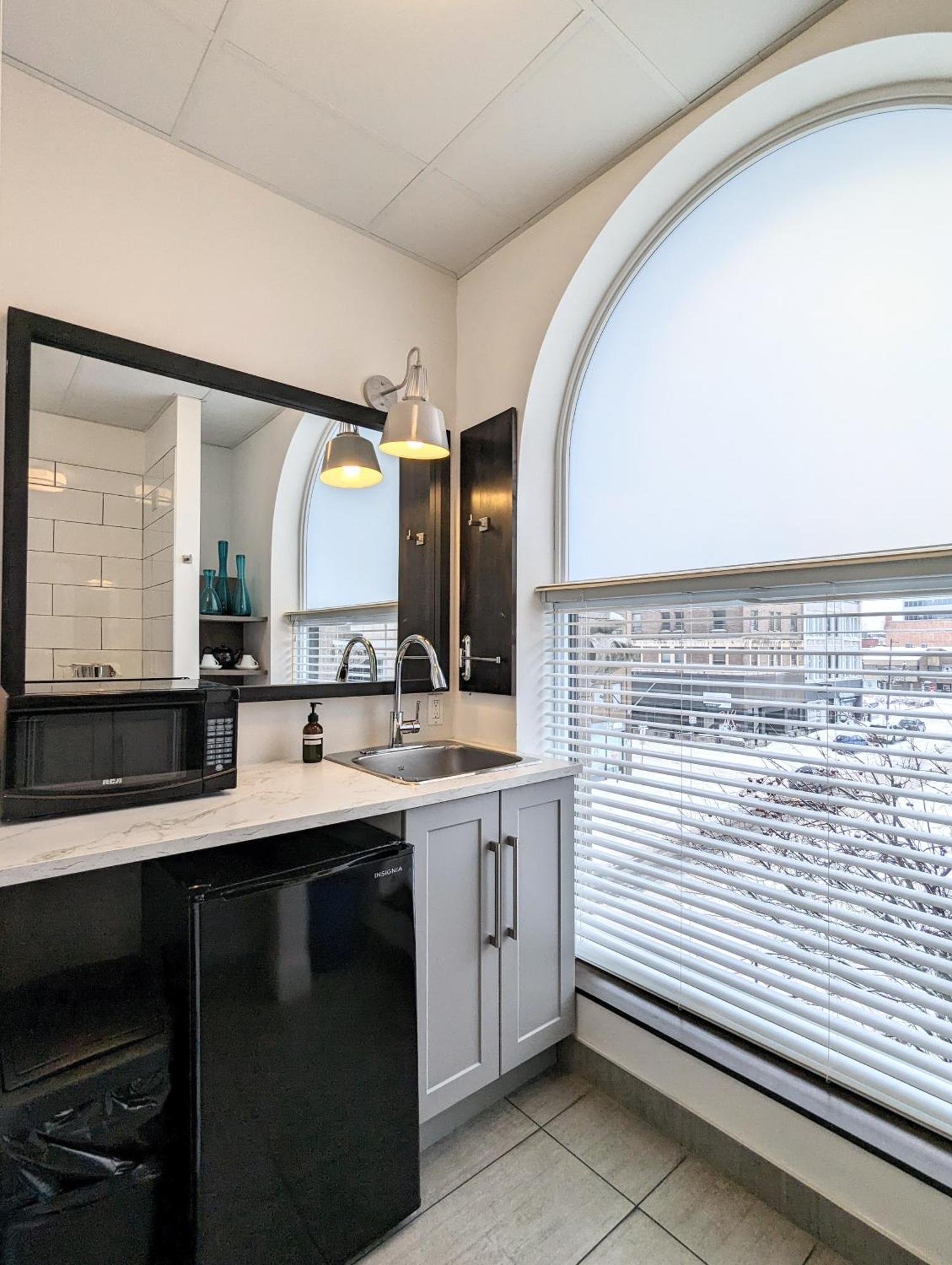 Hotel Oui Go! Trois-Rivieres Bagian luar foto